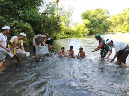 1000 Benih Ikan Ditebar dalam Perayaan Rahina Tumpek Uye di Desa Bungkulan.